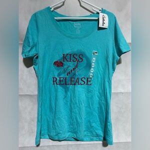 Cabelas Shirt Women’s 2XL KISS & RELEASE Novelty Graphic Fishing Hunting *NEW*